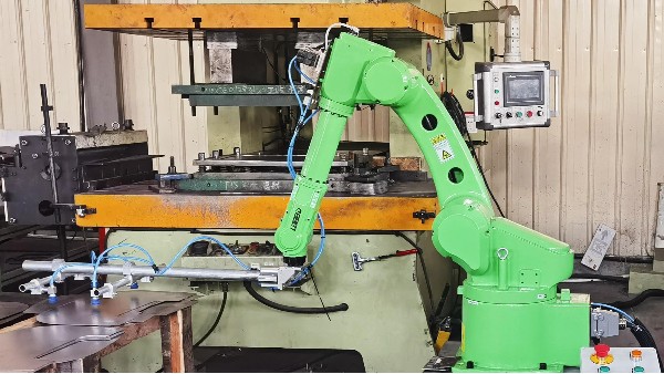 安徽斯塔克機(jī)器人的沖壓線自動上下料機(jī)器人